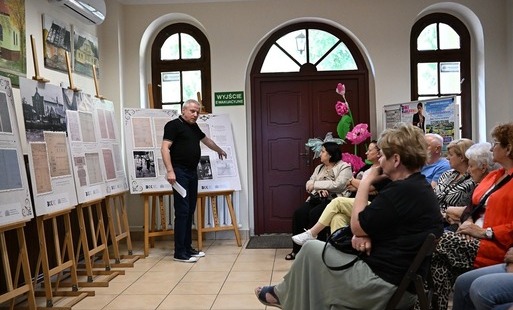 Zdjęcie przedstawia uczestników spotkania z Maciejem grzeszczakiem, który mówił o dziejach ludności żydowskiej Kleczewa