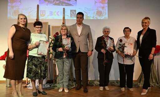 Zdjęcie przedstawia lauretki "Seniorzy, którzy inspirują" wraz z przedstawicielami władz samorzadowych Kleczewapodczas Dnia Seniora w Kleczewie