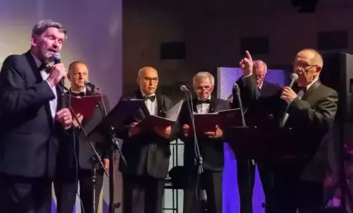 Zdjęcie przedstawia chór Quarta podczas koncertu z okazji Dnia Matki
