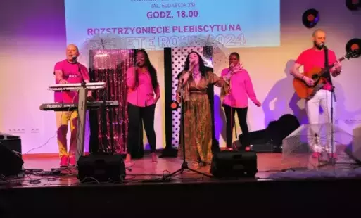 Zdjęcie przedstawia zespół muzyczny podczas obchodów Dnia Kobiet w Kleczewie