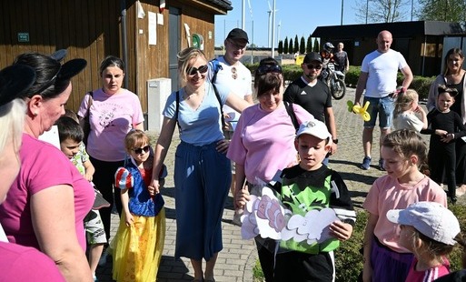 Zdjęcie przedstawia uczestników rodzinnego pikniku na Kleczewskiej \\\\\malcie
