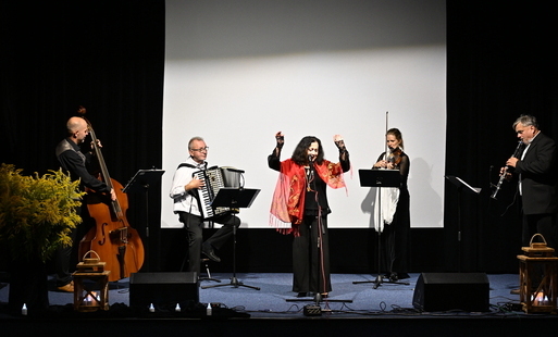 Zdjęcie przedstawia fragment koncertu muzyki klezmerskiej zespołu Klezmer Folk Band, który odbył się 11 września 2026 roku w kinie "Zachęta" w Kleczewie